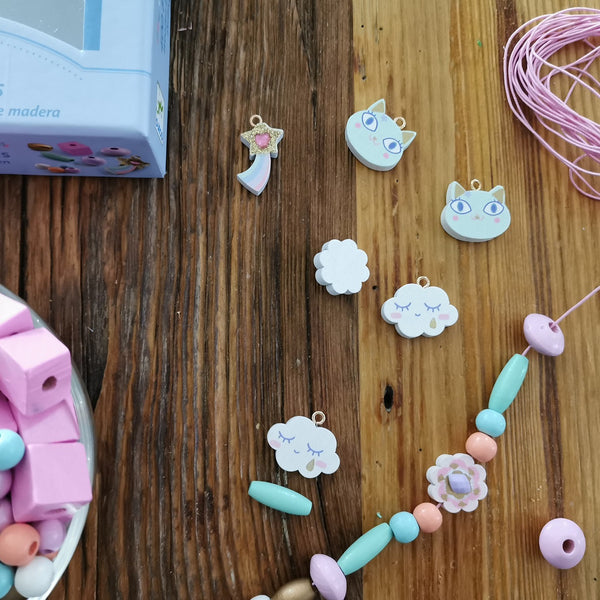 Djeco Zestaw do tworzenia biżuterii mit bunten Perlen und kreativen Figuren für Kinder