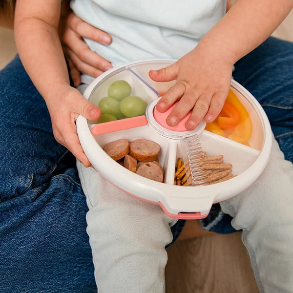 Großer Snackbehälter Snack Spinner – Coral Pink von Gobe mit vier Fächern für Trauben, Wurst, Brezeln und Paprika