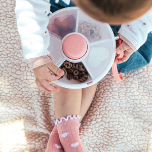 Großer Snackbehälter Snack Spinner – Coral Pink von Gobe mit mehreren Fächern für verschiedene Snacks