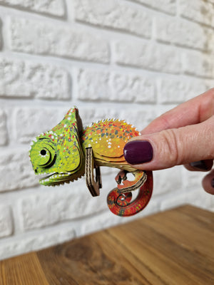 Händchen hält das 3D Öko-Puzzle Chamäleon aus Pappe mit lebendigen Farben und Details