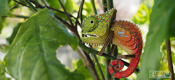 3D Öko-Puzzle Chamäleon von Eugy auf einem Baumzweig mit bunten Details