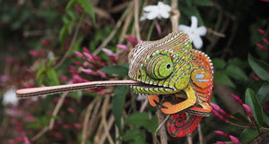 3D Öko-Puzzle Chamäleon von Eugy mit lebendigen Farben und detailreicher Gestaltung im Freien