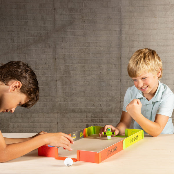 Zwei Kinder spielen mit dem Fat Brain Toys Gra Spiel, das Geschicklichkeit und Teamarbeit fördert.