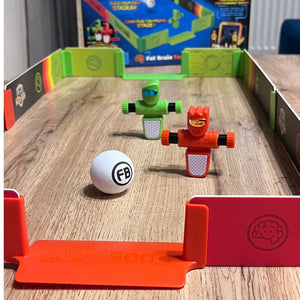 Fat Brain Toys Spiel Gra mit bunten Figuren und Ball für spannenden Spielspaß
