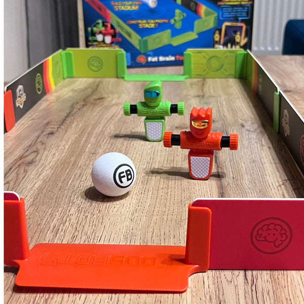 Fat Brain Toys Spiel Gra mit bunten Figuren und Ball für spannenden Spielspaß