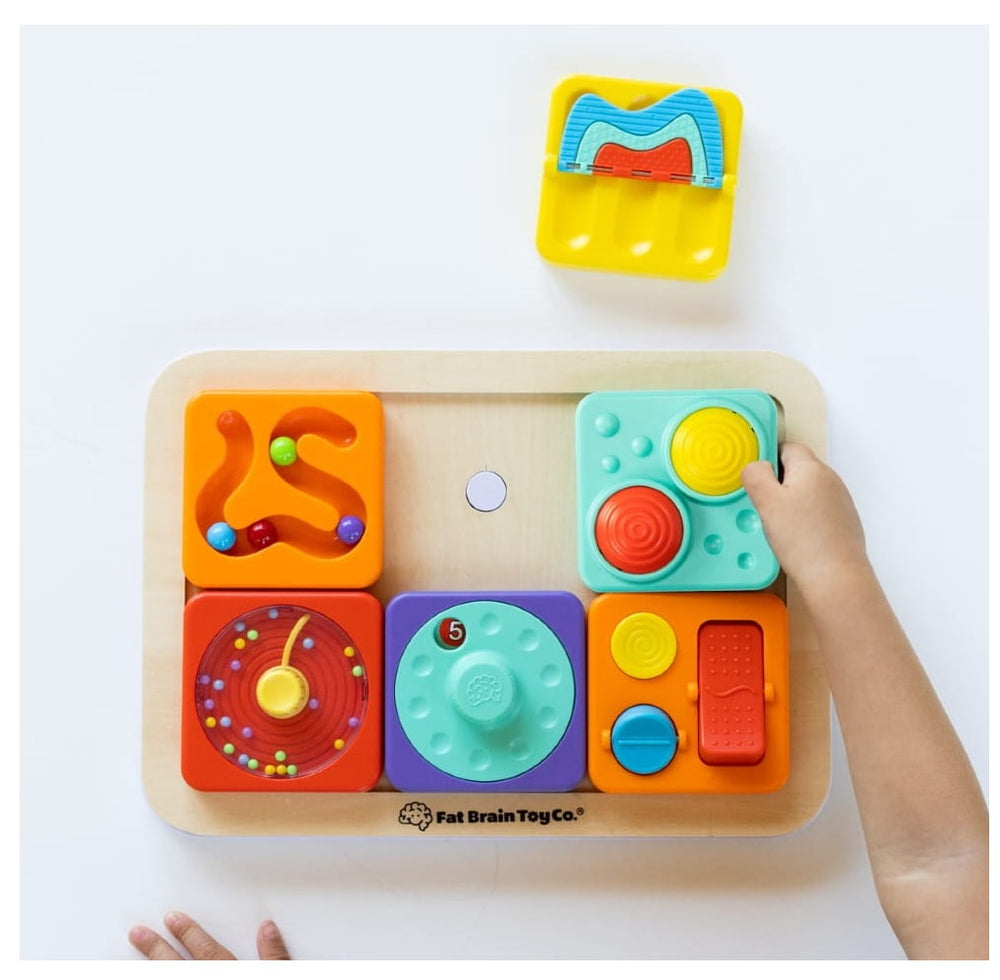 Fat Brain Toys Interaktive Tablica mit bunten Puzzlestücken zur Förderung der motorischen Fähigkeiten