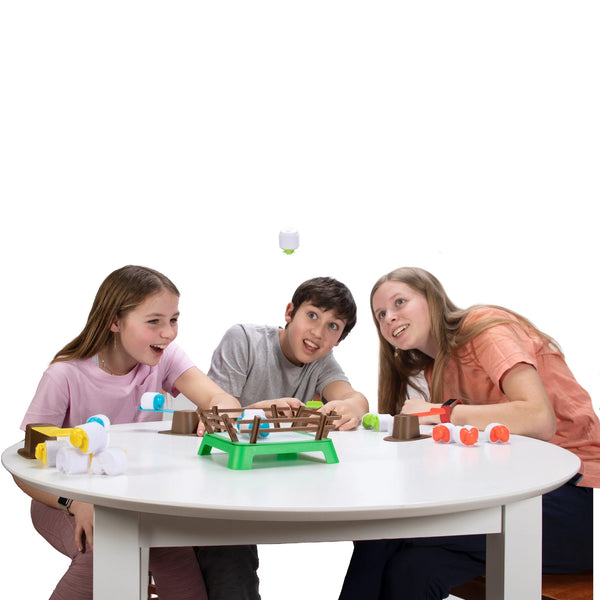 Fat Brain Toys Gra Spiel mit Kindern, die aktiv am Tisch spielen und Spaß haben