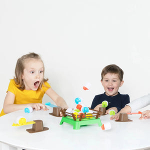 Kinderspiel Fat Brain Toys mit bunten Bechern, das die Reaktionsgeschicklichkeit fördert