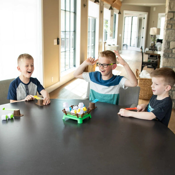 Kinder spielen mit dem Fat Brain Toys Gra Spiel, das Geschicklichkeit und Teamarbeit fördert