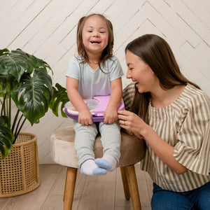 Fröhliches Kind hält die Frühstücksbox für Kinder Lunchbox Snack Spinner 2in1 – Trauben-Lila mit lächelnder Mutter