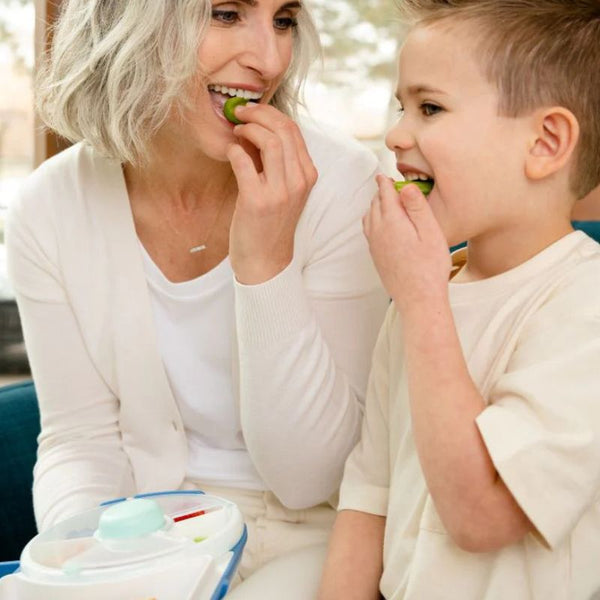 Frühstücksbox für Kinder Lunchbox Snack Spinner 2in1 – Blueberry Blue mit Mutter und Sohn beim Essen