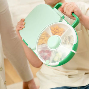 Frühstücksbox für Kinder Lunchbox Snack Spinner 2in1 – Sage Green von Gobe mit Fächern für verschiedene Snacks