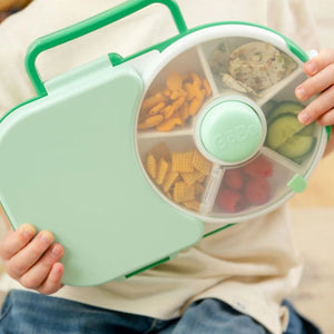 Frühstücksbox für Kinder Lunchbox Snack Spinner 2in1 – Sage Green mit verschiedenen Snacks im Fach