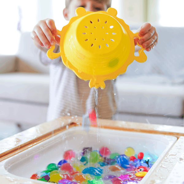 5-in-1-Spielzeugset zur Förderung der Feinmotorik mit bunten Badespielzeugen und gelbem Sieb