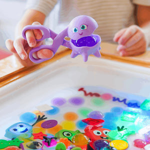 5-in-1-Spielzeugset zur Förderung der Feinmotorik von Glo Pals mit lila Taucherkrake und bunten Wasserspielzeugen