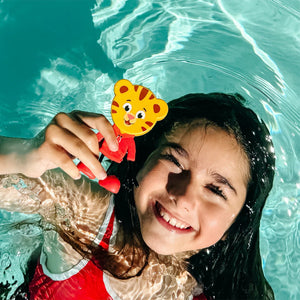 Badefigur Tiger Daniel – Set mit zwei im Wasser leuchtenden Sensorikwürfeln, Kind spielt im Wasser