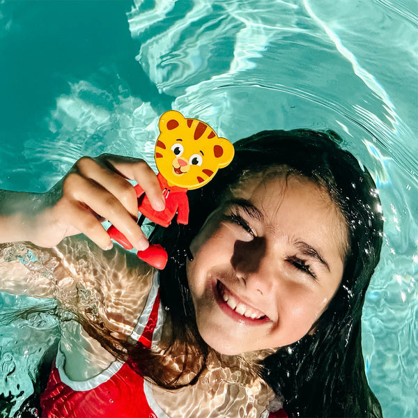 Badefigur Tiger Daniel – Set mit zwei im Wasser leuchtenden Sensorikwürfeln, Kind spielt im Wasser