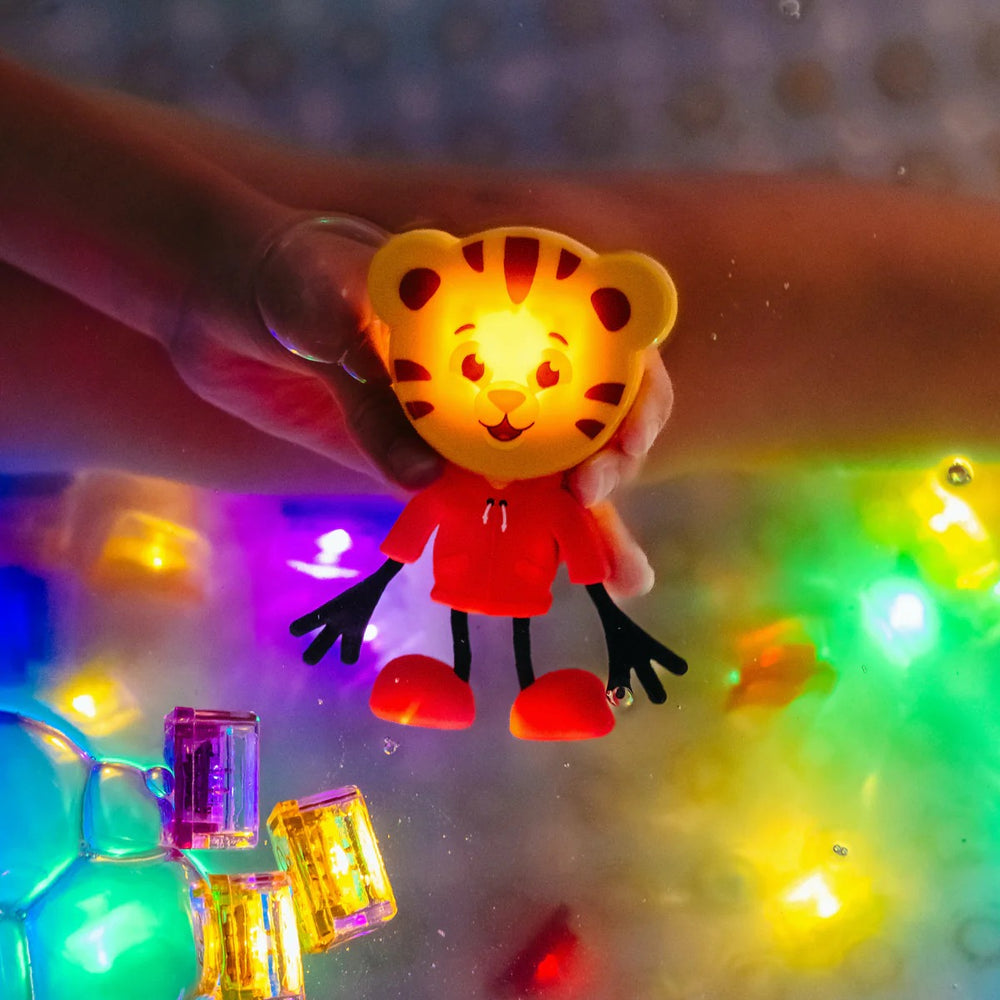Badefigur Tiger Daniel – Set mit zwei im Wasser leuchtenden Sensorikwürfeln von Glo Pals