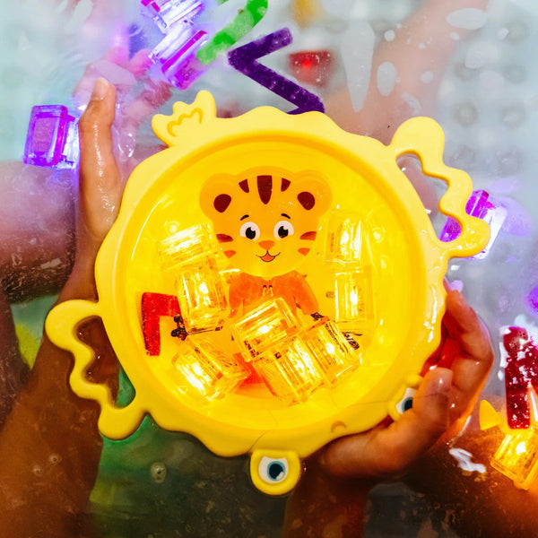 Badefigur Tiger Daniel – Set mit zwei im Wasser leuchtenden Sensorikwürfeln von Glo Pals in gelbem Badewannenspielzeug