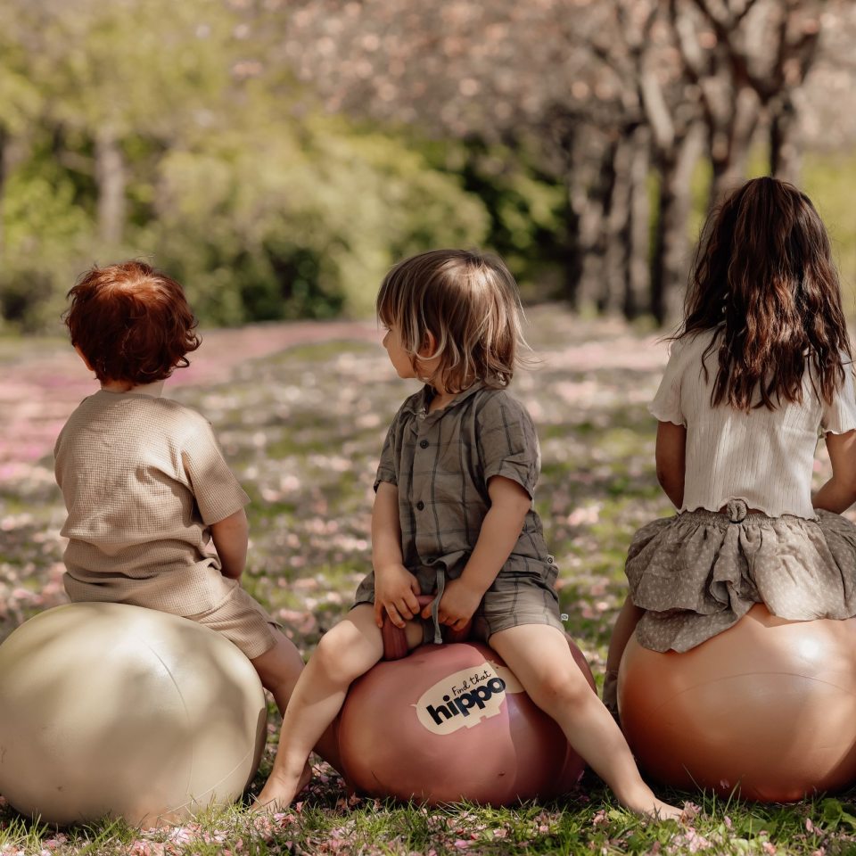 Hüpfball Grün von Find that Hippo mit Griff zum Springen und Spaß für Kinder