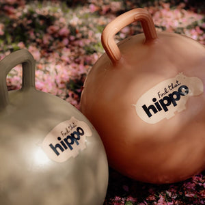 Orange und beige Hüpfball Orange von Find that Hippo mit Griffen zum Springen im Freien