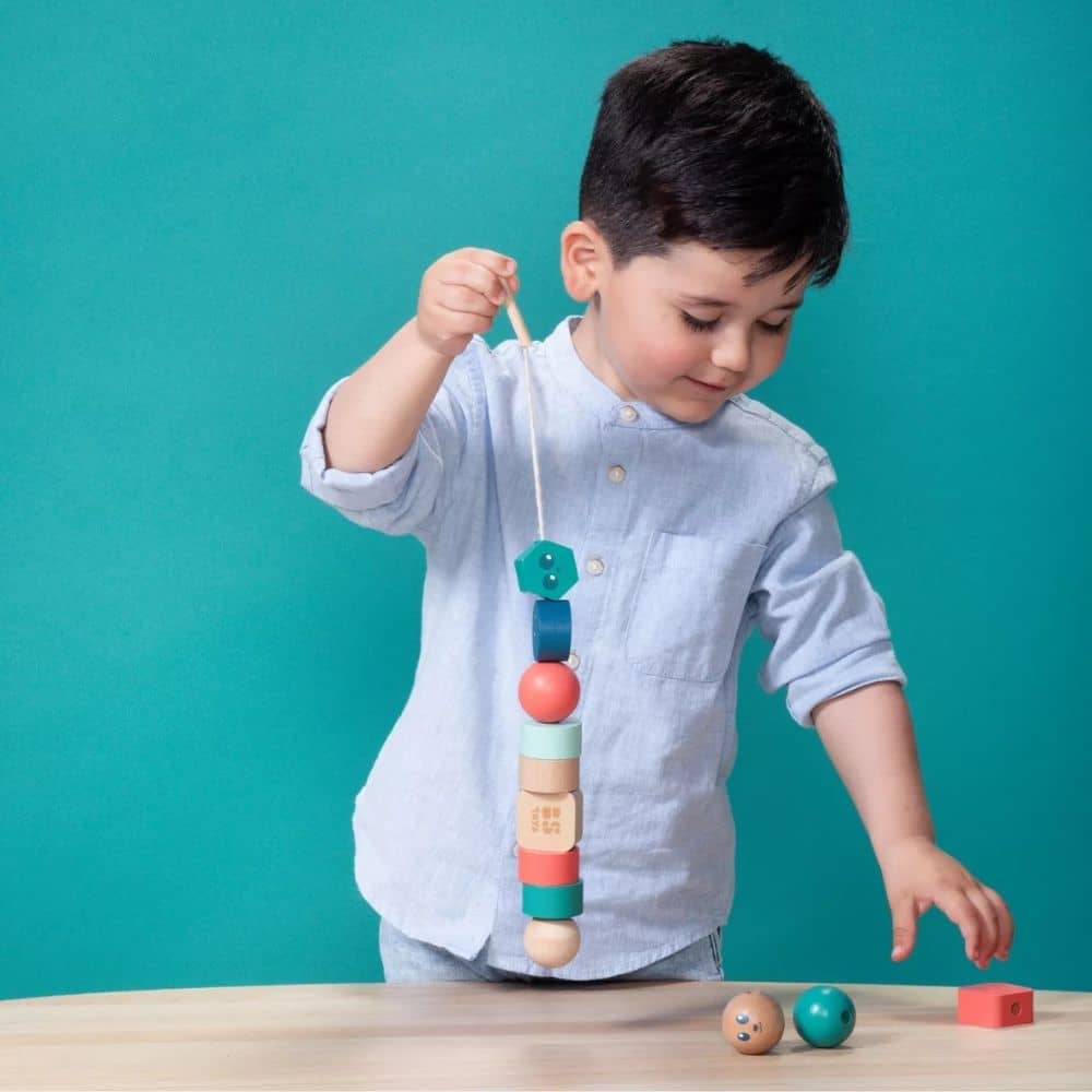 Holz Fädelspielzeug Kinder von BS Toys mit bunten Perlen für motorische Fähigkeiten
