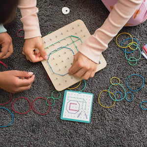 Holz Geoboard für Kinder von BS Toys mit bunten Gummibändern zum kreativen Spielen und Lernen