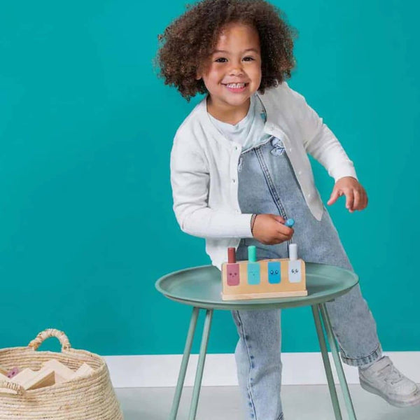 Ein Kind spielt mit dem Holz Geschicklichkeitsspiel Kinder von BS Toys, das die motorischen Fähigkeiten fördert.