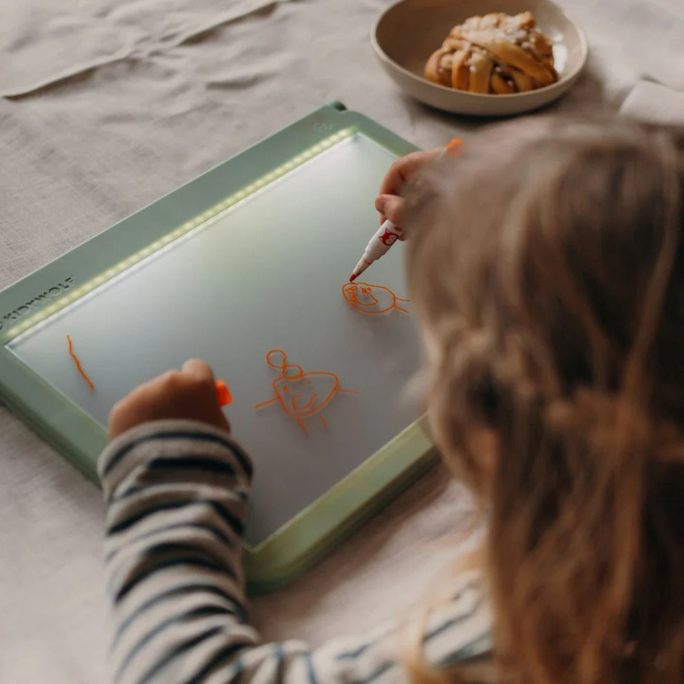 Leuchttafel Kidydraw Pro in Grün mit beleuchtetem Zeichenbereich für kreative Zeichnungen