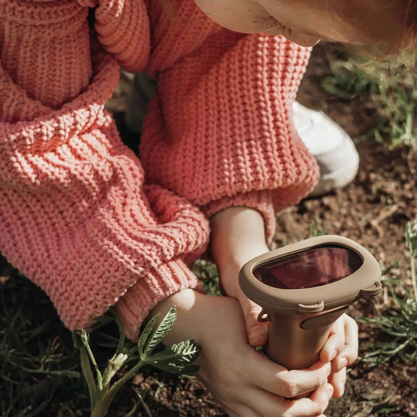 Buntes Kinder Mikroskop pastellrosa für kleine Entdecker in der Natur, ideal für kreative Lernmomente.