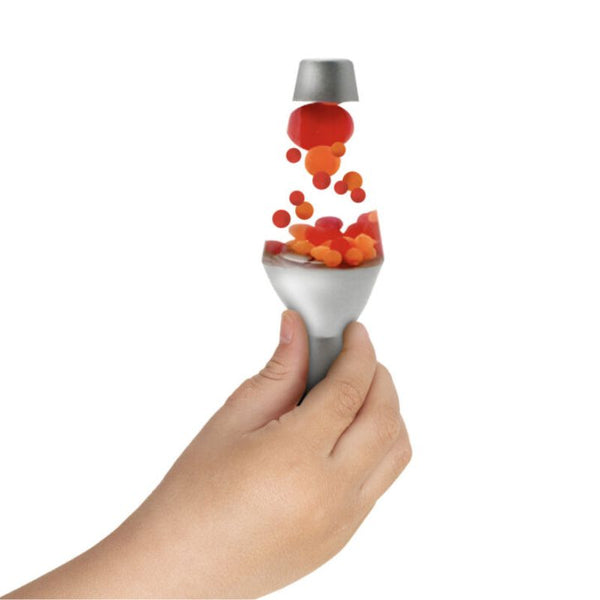 Hand hält Schylling Zabawka progresywna Lava Squish N'Flow mit roten und orangefarbenen Kugeln