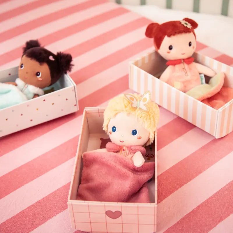 Mini-Puppe Jade von Lilliputiens in der Schachtel unter der Decke