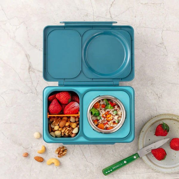 Lunchbox mit Thermosbehälter OmieBox Up Teal Green gefüllt mit Reis, Gemüse, Beeren und Nüssen