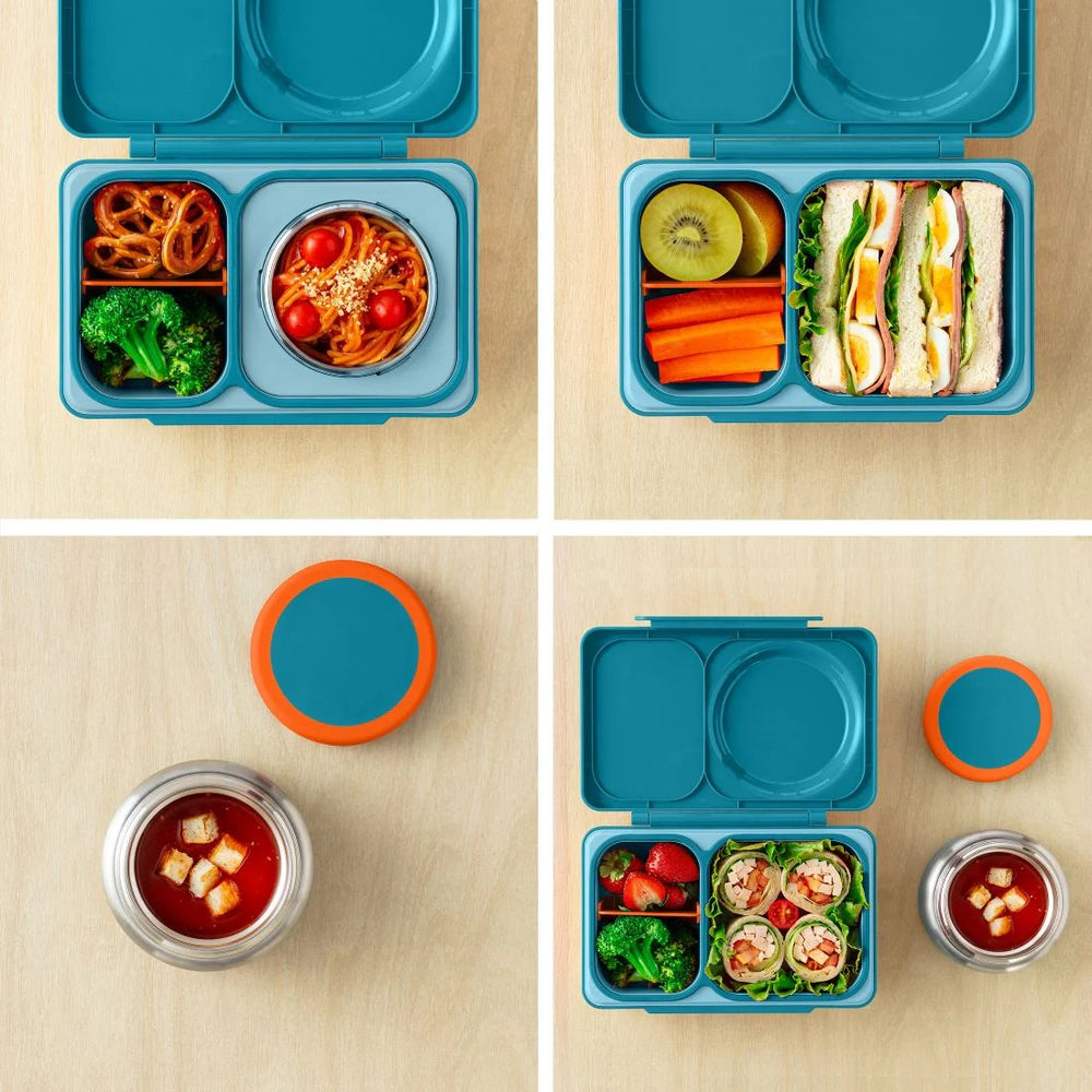 Lunchbox mit Thermosbehälter OmieBox Up – Teal Green mit offenem Fach und Edelstahl-Thermosbehälter gefüllt mit Essen
