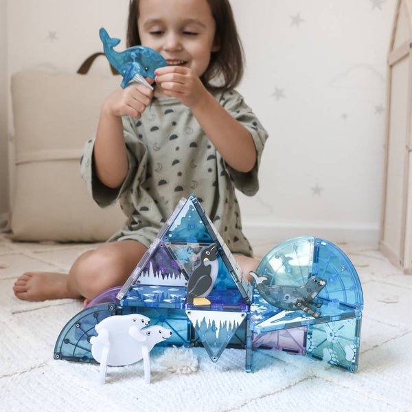 Magnetbausteine arktische Tiere - Kind spielt mit blauen Blöcken und Tierfiguren auf einem Teppich