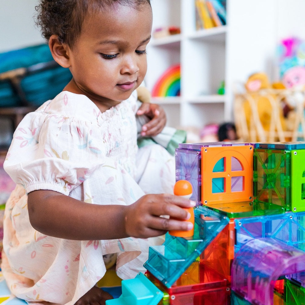 Magnetbausteine Kinder im 110-teiligen Magna-Tiles Metropolis Set für kreatives Spielen
