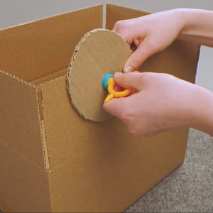 Makedo DIY-Werkzeugset – Play 17-teilig wird verwendet, um Kartonverpackungen nachhaltig zu verbinden
