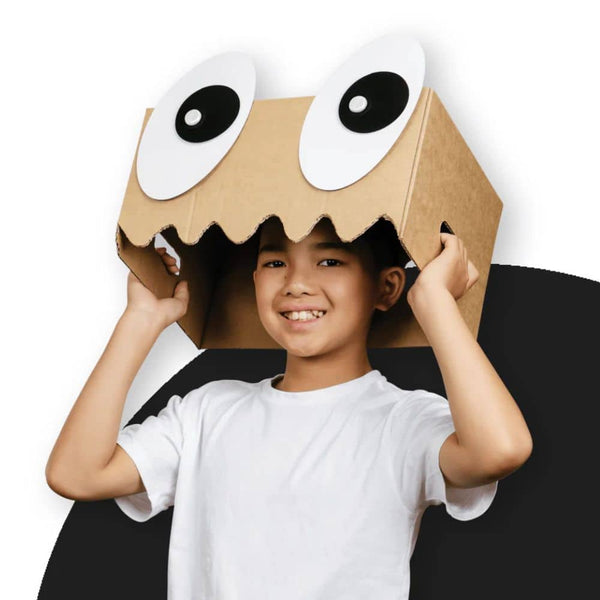 Makedo kreatives Formenset Kinder mit einem Jungen, der einen Karton mit großen Augen trägt