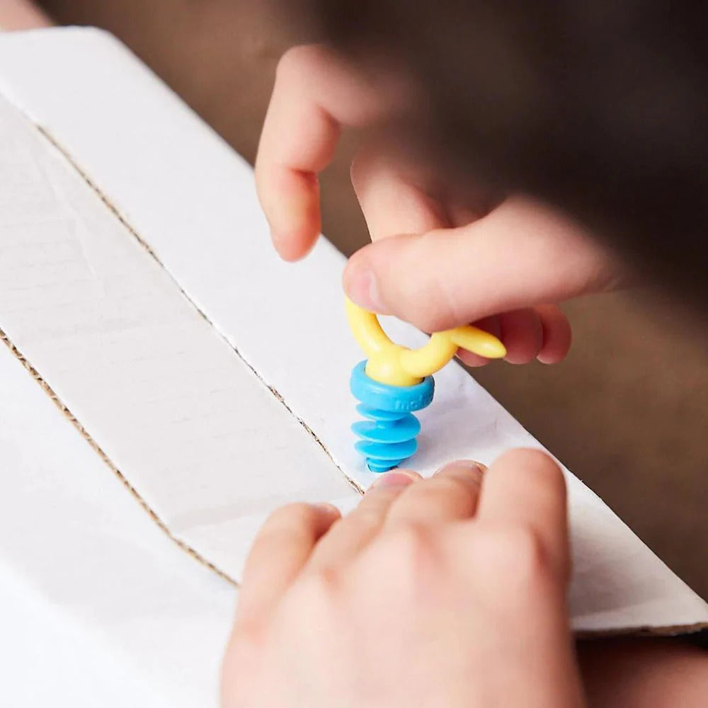 Makedo Satz mit 12 Miniwerkzeugen in kompakter brauner Verpackung für Kinder ab 4 Jahren