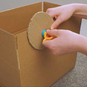 Schraubensatz für DIY-Konstruktionen – SCRU COMBO 160 Teile von Makedo im Einsatz mit Pappkarton
