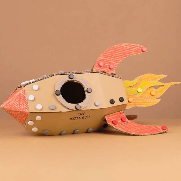 Makedo Scru-Dot Time Machine Set Modell einer Rakete aus Pappe mit bunten Details