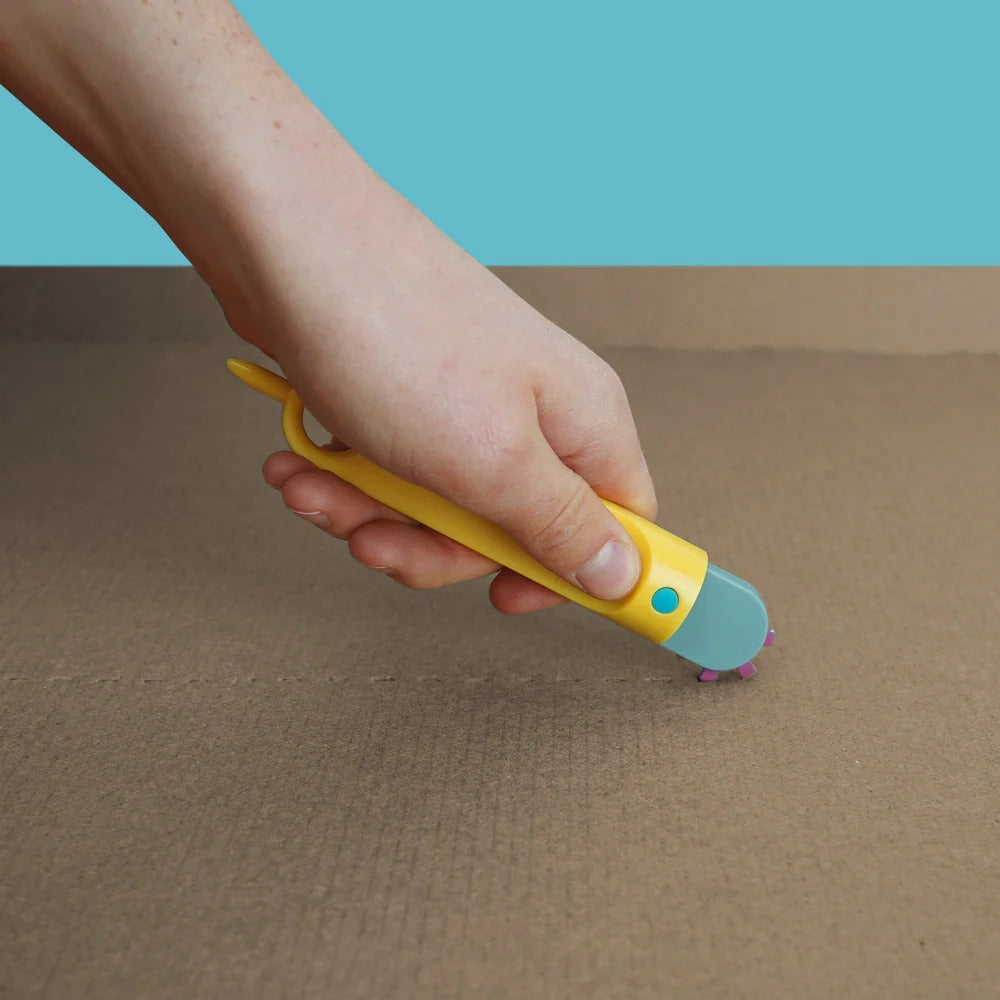 Sicherer Kartonperforierroller Fold-Roller von Makedo mit gelbem Griff und grauem Perforierrad