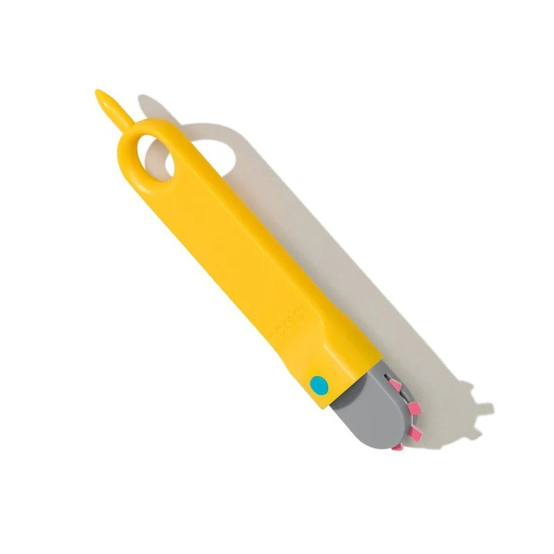 Sicherer Kartonperforierroller Fold-Roller von Makedo mit gelbem Griff und grauem Perforierrad