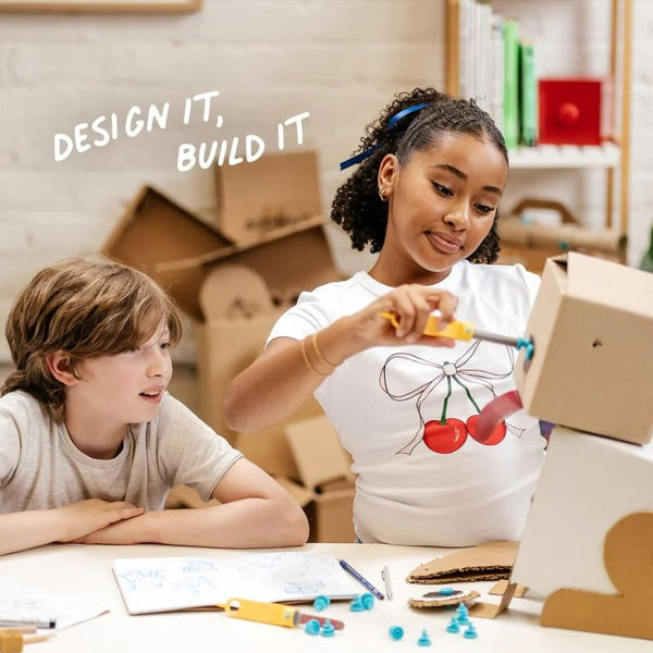 Kinder basteln mit Werkzeug und Karton, passend zum Skizzenbuch - 2D und 3D von Makedo