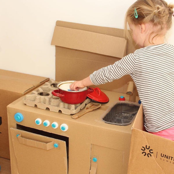 Kind spielt mit Makedo Zestaw konstrukcyjny Kartonküche mit Werkzeugsatz für DIY-Konstruktionen – Discover