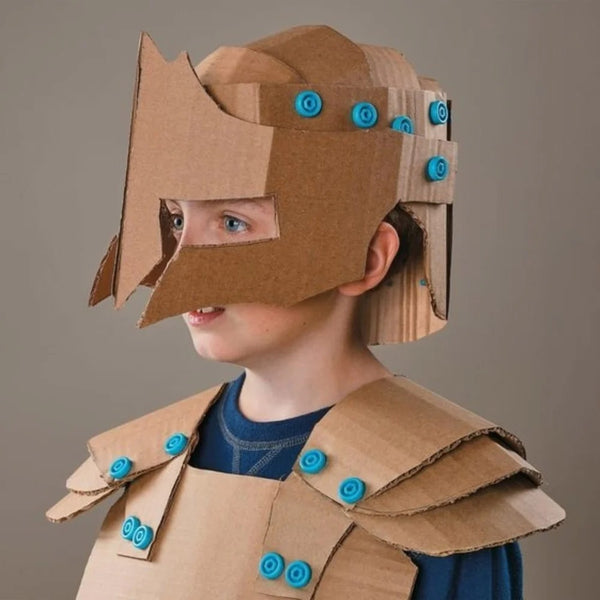 Kind trägt Makedo Zestaw konstrukcyjny Helm und Rüstung aus Wellpappe mit Werkzeugsatz für DIY-Konstruktionen