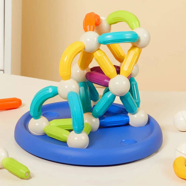 Buntes Mideer Magnetspielzeug für Kinder zum kreativen Bauen und Spielen auf blauer Unterlage