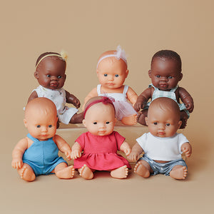 Miniland Babypuppe Junge My Friends & Me – Europäer 21 cm unter sechs vielfältigen Babypuppen sitzend