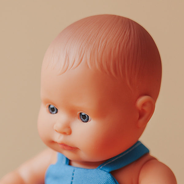 Babypuppe Junge My Friends & Me – Europäer 21 cm von Miniland mit blauer Kleidung und detailliertem Gesicht