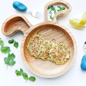 Gabel und Löffel STUFE 2 – Blau Kinderbesteck von Nanas Manners mit Holzplatte und Gemüsepfannkuchen